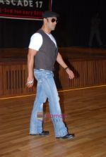 Salman Khan promotes Veer at college fest in Jamnabai, Mumbai on 4th Jan 2010 (8).JPG